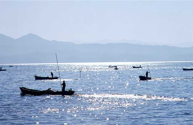 宍道湖とシジミ漁をする数隻の小型漁船