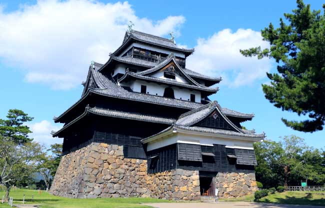 松江城の正面写真